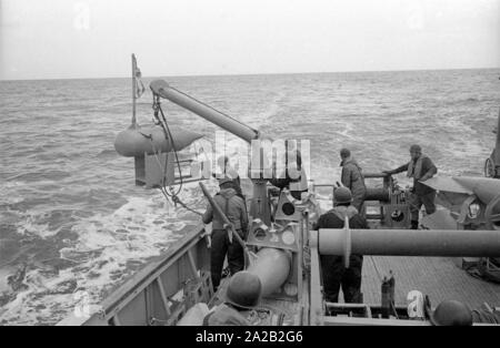 La classe de Lindau destiné au chasseur côtières au cours de l'exercice du 6e escadron de dragage en mer du Nord. Soldats à travailler sur les engins de dragage du dragueur de mines. Banque D'Images