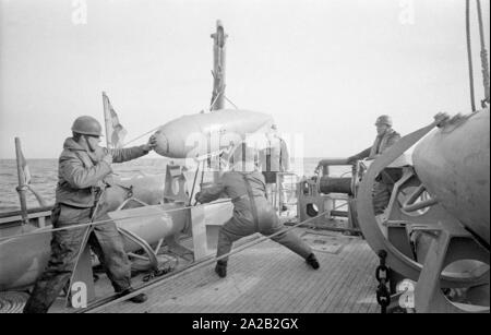 La classe de Lindau destiné au chasseur côtières au cours de l'exercice de la 6. Minensuchgeschwader (6e Escadron) Balayage de mines dans la mer du Nord. Soldats à travailler sur les engins de dragage du dragueur de mines. Banque D'Images