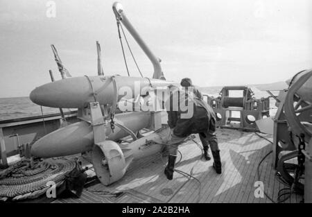 La classe de Lindau destiné au chasseur côtières au cours de l'exercice du 6e Escadron de dragueur de mines en mer du Nord. Soldats à travailler sur les engins de dragage du dragueur de mines. Banque D'Images