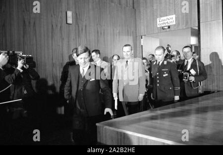 Visite à l'Offizierschule des Heeres à Munich. Le ministre fédéral de la Défense, Helmut Schmidt visites une institution de la Bundeswehr (armée allemande) sur le stade olympique de Munich. Schmidt entre dans la salle de conférences. Banque D'Images