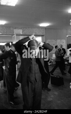 Visite à l'Offizierschule des Heeres à Munich. Le ministre fédéral de la Défense, Helmut Schmidt visites une institution de la Bundeswehr (armée allemande) sur le stade olympique de Munich. Schmidt organise ses cheveux. Banque D'Images