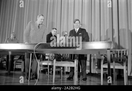 Visite à l'Offizierschule des Heeres à Munich. Le ministre fédéral de la Défense, Helmut Schmidt visites une institution de la Bundeswehr (armée allemande) sur le stade olympique de Munich. Il parle aux officiers. Banque D'Images