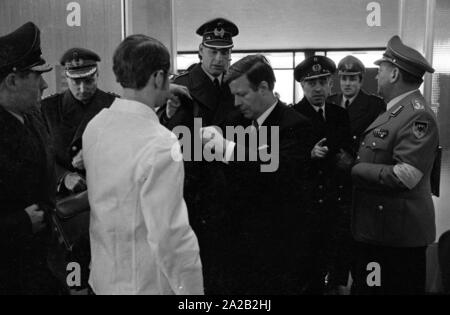 Visite à l'Offizierschule des Heeres à Munich. Le ministre fédéral de la Défense, Helmut Schmidt visites une institution de la Bundeswehr (armée allemande) sur le stade olympique de Munich. Banque D'Images