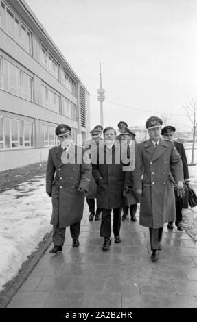 Visite à l'Offizierschule des Heeres à Munich. Le ministre fédéral de la Défense, Helmut Schmidt visites une institution de la Bundeswehr (armée allemande) sur le stade olympique de Munich. À droite, le général Hans Teusen, le commandant de l'école. Banque D'Images