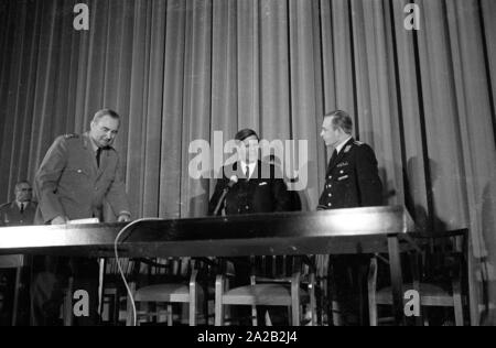 Visite à l'Offizierschule des Heeres à Munich. Le ministre fédéral de la Défense, Helmut Schmidt visites une institution de la Bundeswehr (armée allemande) sur le stade olympique de Munich. Il parle aux officiers. Banque D'Images