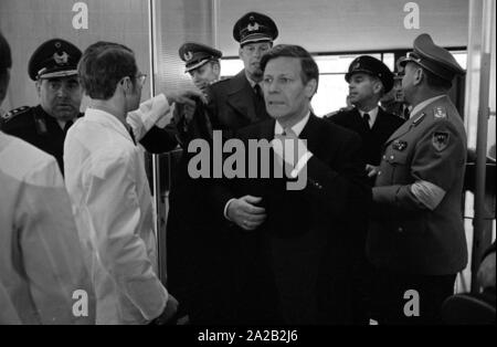 Visite à l'Offizierschule des Heeres à Munich. Le ministre fédéral de la Défense, Helmut Schmidt visites une institution de la Bundeswehr (armée allemande) sur le stade olympique de Munich. Banque D'Images