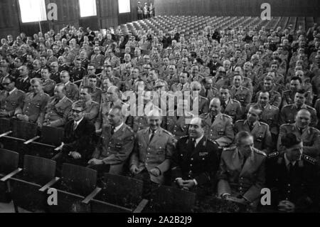 Visite à l'Offizierschule des Heeres à Munich. Le ministre fédéral de la Défense, Helmut Schmidt visites une institution de la Bundeswehr (armée allemande) sur le stade olympique de Munich. Vue de l'auditorium. Banque D'Images