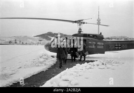 Visite à l'Offizierschule des Heeres à Munich. Le ministre fédéral de la Défense, Helmut Schmidt visites une institution de la Bundeswehr (armée allemande) sur le stade olympique de Munich. Ici à l'arrivée avec un hélicoptère de transport Bell UH-1D de la les troupes de montagne. Banque D'Images