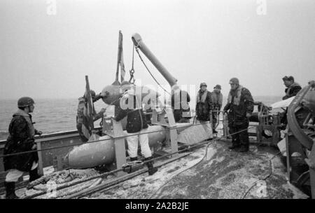 La classe de Lindau destiné au chasseur côtières au cours de l'exercice du 6e Escadron de dragueur de mines en mer du Nord. Soldats à travailler sur les engins de dragage du dragueur de mines. Banque D'Images