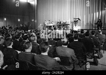 Visite à l'Offizierschule des Heeres à Munich. Le ministre fédéral de la Défense, Helmut Schmidt visites une institution de la Bundeswehr (armée allemande) sur le stade olympique de Munich. Il parle aux officiers. Banque D'Images