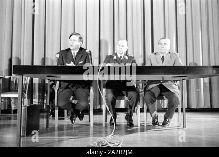 Visite à l'Offizierschule des Heeres à Munich. Le ministre fédéral de la Défense, Helmut Schmidt visites une institution de la Bundeswehr (armée allemande) sur le stade olympique de Munich. Il parle aux officiers. Banque D'Images