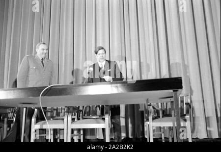 Visite à l'Offizierschule des Heeres à Munich. Le ministre fédéral de la Défense, Helmut Schmidt visites une institution de la Bundeswehr (armée allemande) sur le stade olympique de Munich. Il parle aux officiers. Banque D'Images