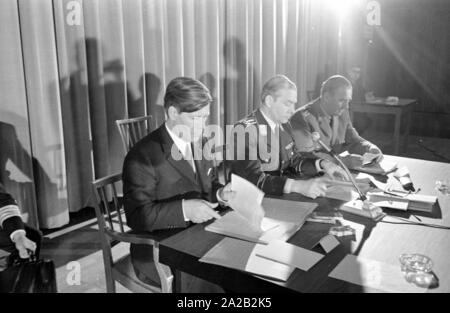 Visite à l'Offizierschule des Heeres à Munich. Le ministre fédéral de la Défense, Helmut Schmidt visites une institution de la Bundeswehr (armée allemande) sur le stade olympique de Munich. Il parle aux officiers. Banque D'Images