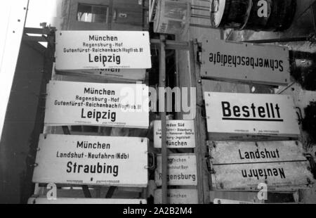 Les panneaux au premier plan ont été prévus pour les wagons de la trains respectifs pour indiquer leur itinéraire. Dans l'arrière-plan, la ligne de train sur le Leipzig-Gutenfuerst Hof-Munich-route. Ce train était connu pour ses 'allemande' tout-voiture-restaurant, qui a été populaire en raison de la 1 : 1 taux de change, en particulier parmi les voyageurs de l'Allemagne de l'Est. Banque D'Images