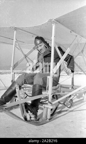 La photo montre le hobby-bricoleur Hans Frank avec sa construction qui ressemble à un traîneau "volants". Apparemment il voulait essayer sa construction à l'Hohenbogen ski jump près de Neukirchen. Saut de ski a été construite en 1952, mais à partir 1959 pas de concours périodiques ont eu lieu et le ski jump a été démolie dans les années 1960. Banque D'Images