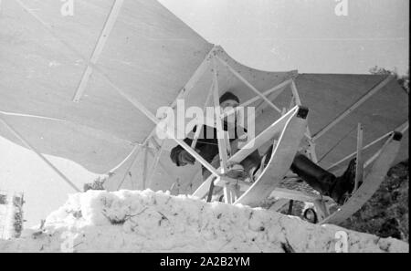 La photo montre le hobby-bricoleur Hans Frank avec sa construction qui ressemble à un traîneau "volants". Apparemment il voulait essayer sa construction à l'Hohenbogen ski jump près de Neukirchen. Saut de ski a été construite en 1952, mais à partir 1959 pas de concours périodiques ont eu lieu et le ski jump a été démolie dans les années 1960. Banque D'Images