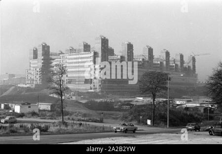 Vue de la construction de l'emplacement de l'Universitaetsklinikum Aix-la-Chapelle (Aachen University Hospital). La construction a commencé en 1971, le bâtiment a été progressivement terminé en 1984, la cérémonie d'inauguration a eu lieu le 21.3.1985. La photo montre le shell qui était déjà achevée en 1978. Banque D'Images