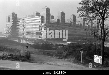 Vue de la construction de l'emplacement de l'Universitaetsklinikum Aix-la-Chapelle (Aachen University Hospital). La construction a commencé en 1971, le bâtiment a été progressivement terminé en 1984, la cérémonie d'inauguration a eu lieu le 21.3.1985. La photo montre le shell qui était déjà achevée en 1978. Banque D'Images