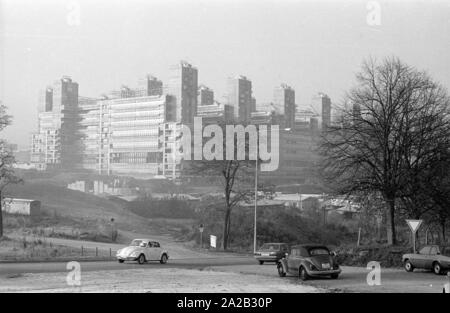 Vue de la construction de l'emplacement de l'Universitaetsklinikum Aix-la-Chapelle (Aachen University Hospital). La construction a commencé en 1971, le bâtiment a été progressivement terminé en 1984, la cérémonie d'inauguration a eu lieu le 21.3.1985. La photo montre le shell qui était déjà achevée en 1978. Banque D'Images