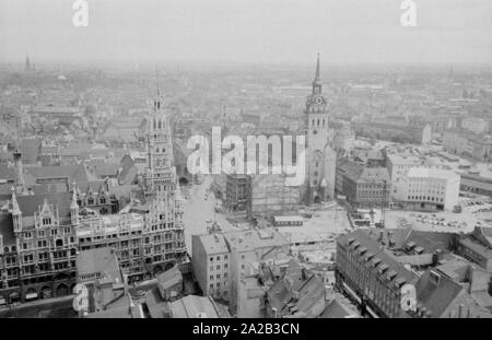 Vue sur la vieille ville de Munich à partir d'une des fenêtres de la tour sud de la Frauenkirche de Munich. Cette photo a probablement été prise sur l'inauguration du nouvel ascenseur. Banque D'Images