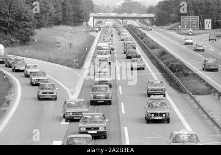 Pendant les vacances d'été les embouteillages se produisent en raison du trafic touristique. La photo montre les bouchons de circulation à l'intersection de l'A8 et A93. Banque D'Images