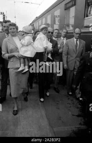 L'arrivée d'Ingrid Bergman, son mari Roberto Rosselini et leurs enfants à la gare centrale de Munich. Ils sont arrivés à Munich probablement pour le tournage ou la première de leur nouveau film 'La peur'. Banque D'Images