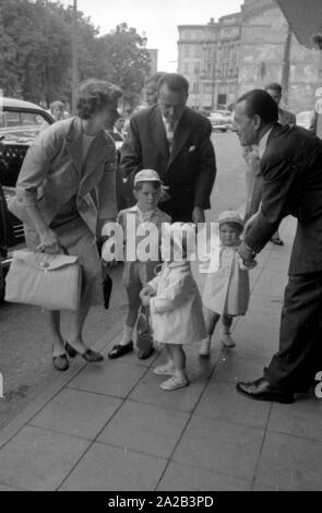 La photo montre Ingrid Bergman avec son mari Roberto Rosselini et leur fils Roberto Ingmar et leurs jumeaux Isabella et Isotta. Un chauffeur les a pris à partir de la gare centrale au centre-ville. Ils sont arrivés à Munich probablement pour le tournage ou la première du film 'La peur' - réalisé par Rosselini, avec Ingrid Bergman dans le rôle principal. Banque D'Images