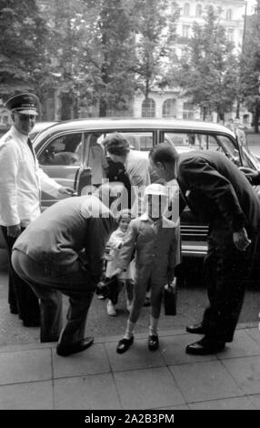 La photo montre Ingrid Bergman avec son mari Roberto Rosselini et leur fils Roberto Ingmar et leurs jumeaux Isabella et Isotta. Un chauffeur les a pris à partir de la gare centrale au centre-ville. Ils sont arrivés à Munich probablement pour le tournage ou la première du film 'La peur' - réalisé par Rosselini, avec Ingrid Bergman dans le rôle principal. Banque D'Images