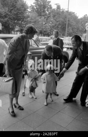 La photo montre Ingrid Bergman avec son mari Roberto Rosselini et leur fils Roberto Ingmar et leurs jumeaux Isabella et Isotta. Un chauffeur les a pris à partir de la gare centrale au centre-ville. Ils sont arrivés à Munich probablement pour le tournage ou la première du film 'La peur' - réalisé par Rosselini, avec Ingrid Bergman dans le rôle principal. Banque D'Images