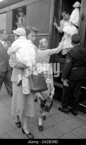 L'arrivée d'Ingrid Bergman, son mari Roberto Rosselini et leurs enfants à la gare centrale de Munich. Ils sont arrivés à Munich probablement pour le tournage ou la première de leur nouveau film 'La peur'. La photo montre Ingrid Bergman en sortant du train. Banque D'Images