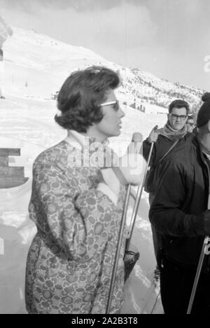 Le jour du mariage du Shah d'Iran Farah Diba, les journalistes ont visité récemment son épouse divorcée, Soraya, qui était à St Moritz ce jour-là. La photo montre son accompagné par des journalistes sur la façon de la piste. Banque D'Images