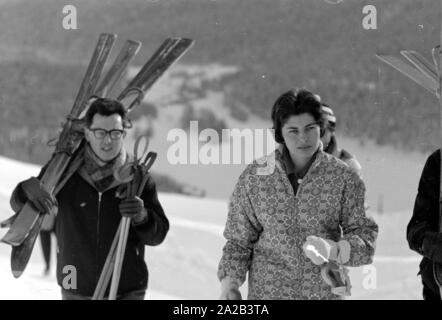 Le jour du mariage du Shah d'Iran Farah Diba, les journalistes ont visité récemment son épouse divorcée, Soraya, qui était à St Moritz ce jour-là. La photo montre son accompagné par des journalistes sur la façon de la piste. Banque D'Images