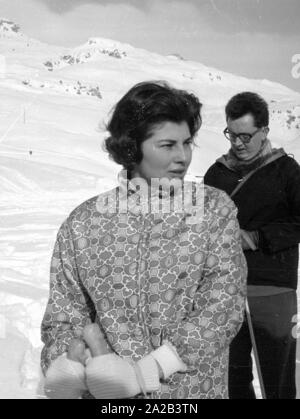 Le jour du mariage du Shah d'Iran Farah Diba, les journalistes ont visité récemment son épouse divorcée, Soraya, qui était à St Moritz ce jour-là. La photo montre son accompagné par des journalistes sur la façon de la piste. Banque D'Images