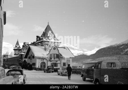 Le jour du mariage du Shah d'Iran Farah Diba, les journalistes ont visité récemment son épouse divorcée, Soraya, qui était à St Moritz ce jour-là. Soraya est la marche en avant-plan. Banque D'Images