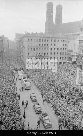 Le train avec l'équipe nationale de football allemande est arrivé à Munich le 6.7.1954. Les joueurs et les entraîneurs ont été portées à l'hôtel de ville par les voitures et les bus à travers la foule enthousiaste. L'administration de la ville et de nombreuses entreprises ont donné un jour de congé à leurs employés, des dizaines de milliers de personnes attendaient dans le centre-ville pour l'accueil des les champions du monde par le maire Wimmer. Banque D'Images