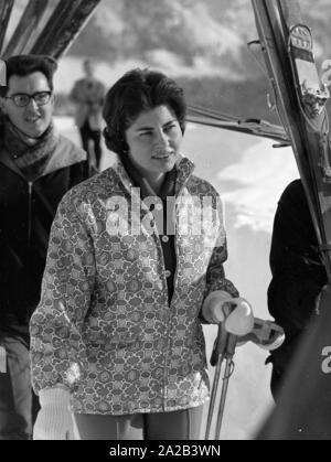 Le jour du mariage du Shah d'Iran Farah Diba, les journalistes ont visité récemment son épouse divorcée, Soraya, qui était à St Moritz ce jour-là. La photo montre son accompagné par des journalistes sur la façon de la piste. Banque D'Images