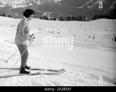 Le jour du mariage du Shah d'Iran Farah Diba, les journalistes ont visité récemment son épouse divorcée, Soraya, qui était à St Moritz ce jour-là. La photo montre son ski sur une piste près de Saint-Moritz. Banque D'Images