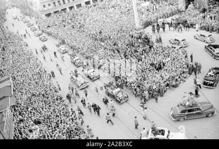 Le train avec l'équipe nationale de football allemande est arrivé à Munich le 6.7.1954. Les joueurs et les entraîneurs ont été portées à l'hôtel de ville par les voitures et les bus à travers la foule enthousiaste. L'administration de la ville et de nombreuses entreprises ont donné un jour de congé à leurs employés, des dizaines de milliers de personnes attendaient dans le centre-ville pour l'accueil des les champions du monde par le maire Wimmer. Banque D'Images