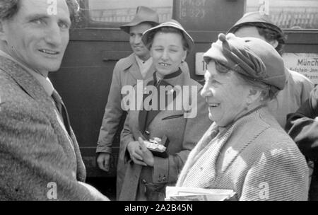 La photo montre probablement membres de l'expédition dans l'Himalaya à la large pic entre août et décembre 1954. Le voyage pour la région himalayenne explique le jour de départ le 28 avril. Les alpinistes participantes disent au revoir à leurs proches et les parties intéressées à la gare principale de Munich. Banque D'Images