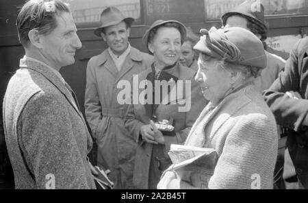 La photo montre probablement membres de l'expédition dans l'Himalaya à la large pic entre août et décembre 1954. Le voyage pour la région himalayenne explique le jour de départ le 28 avril. Les alpinistes participantes disent au revoir à leurs proches et les parties intéressées à la gare principale de Munich. Banque D'Images