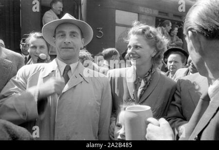 La photo montre probablement membres de l'expédition dans l'Himalaya à la large pic entre août et décembre 1954. Le voyage pour la région himalayenne explique le jour de départ le 28 avril. Les alpinistes participantes disent au revoir à leurs proches et les parties intéressées à la gare principale de Munich. Banque D'Images