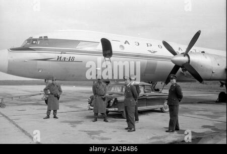 Les officiers de la Luftwaffe dans un aéroport au Maroc en face d'un IL-18 de la compagnie aérienne soviétique Aeroflot. Au cours d'une prétendue épidémie de paralysie au Maroc, un avion Noratlas Nord du Lufttransportgeschwader 61 de la Bundeswehr transporte le matériel auxiliaire, y compris des lits, au Maroc. En raison de la plage de fonctionnement du moteur, les vols sont allés par Madrid et de Gibraltar à l'Afrique. La cause de l'épidémie de paralysie était empoisonné de l'huile de cuisson (tri-acryl-empoisonnement de phosphore) où les patients ont participé au festival de Mouloud. Banque D'Images