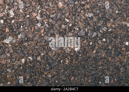 Texture rugueuse de la pierre, du gravier. Grunge route surface. Pierre Brun arrière-plan. Des petits cailloux sur le sol, mur de roche naturelle. Banque D'Images