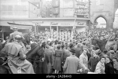 À Munich de plusieurs manifestations ont eu lieu en 1953/54 contre les nouvelles heures d'ouverture prolongées (et donc les heures de travail) des magasins le samedi. Parfois, les violentes émeutes étaient à l'époque dénommé 'Ladenschlusskrieg' (heure de fermeture) de la guerre, comme la ville la police a utilisé un haut niveau de violence. Des affrontements entre manifestants et policiers de la ville. Banque D'Images