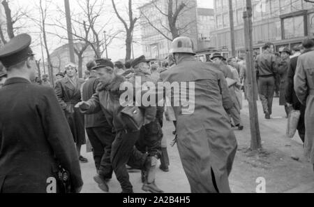 À Munich de plusieurs manifestations ont eu lieu en 1953/54 contre les nouvelles heures d'ouverture prolongées (et donc les heures de travail) des magasins le samedi. Parfois, les violentes émeutes étaient à l'époque dénommé 'Ladenschlusskrieg' (heure de fermeture) de la guerre, comme la ville la police a utilisé un haut niveau de violence. Des affrontements entre manifestants et policiers de la ville. Banque D'Images