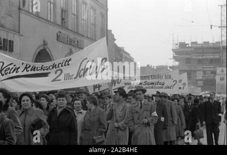 À Munich de plusieurs manifestations ont eu lieu en 1953/54 contre les nouvelles heures d'ouverture prolongées (et donc les heures de travail) des magasins le samedi. Parfois, les violentes émeutes étaient à l'époque dénommé 'Ladenschlusskrieg' (heure de fermeture) de la guerre, comme la ville la police a utilisé un haut niveau de violence. Photo de manifestants avec banderoles et affiches. Banque D'Images