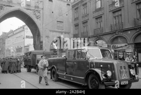 À Munich de plusieurs manifestations ont eu lieu en 1953/54 contre les nouvelles heures d'ouverture prolongées (et donc les heures de travail) des magasins le samedi. Parfois, les violentes émeutes étaient à l'époque dénommé 'Ladenschlusskrieg' (heure de fermeture) de la guerre, comme la ville la police a utilisé un haut niveau de violence. Ici, l'approche des forces de police. Banque D'Images