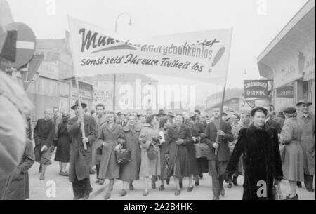 À Munich de plusieurs manifestations ont eu lieu en 1953/54 contre les nouvelles heures d'ouverture prolongées (et donc les heures de travail) des magasins le samedi. Parfois, les violentes émeutes étaient à l'époque dénommé 'Ladenschlusskrieg' (heure de fermeture) de la guerre, comme la ville la police a utilisé un haut niveau de violence. Les manifestants avec banderoles et affiches. Banque D'Images