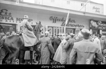 À Munich de plusieurs manifestations ont eu lieu en 1953/54 contre les nouvelles heures d'ouverture prolongées (et donc les heures de travail) des magasins le samedi. Parfois, les violentes émeutes étaient à l'époque dénommé 'Ladenschlusskrieg' (heure de fermeture) de la guerre, comme la ville la police a utilisé un haut niveau de violence. Des affrontements entre manifestants et policiers de la ville. Banque D'Images