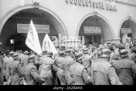 À Munich de plusieurs manifestations ont eu lieu en 1953/54 contre les nouvelles heures d'ouverture prolongées (et donc les heures de travail) des magasins le samedi. Parfois, les violentes émeutes étaient à l'époque dénommé 'Ladenschlusskrieg' (heure de fermeture) de la guerre, comme la ville la police a utilisé un haut niveau de violence. Des affrontements entre manifestants et policiers de la ville. Banque D'Images